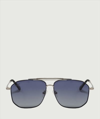 black aviator sunglasses with metal fromae and gradient lenses. Oversized fit. Trendy and stylish sunglasses